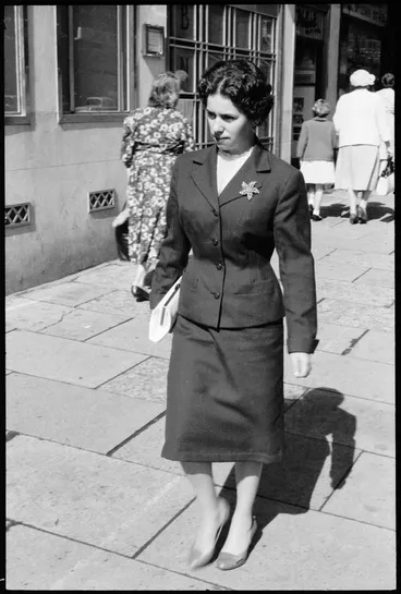Image: Street photo, Queen Street, Auckland, 1960