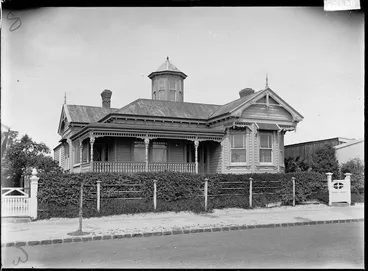 Image: Single-storied villa with tower