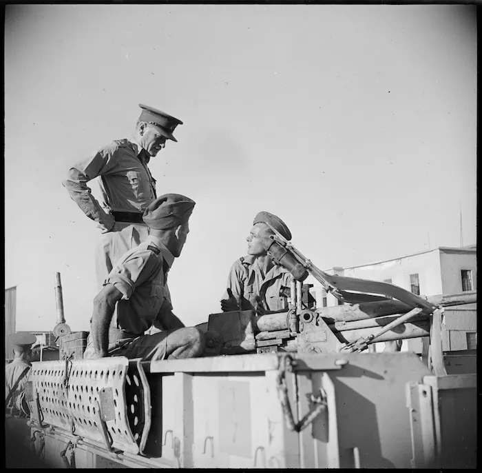 General Auchinleck talking with NZ patrol of Long Range Desert Group, Cairo