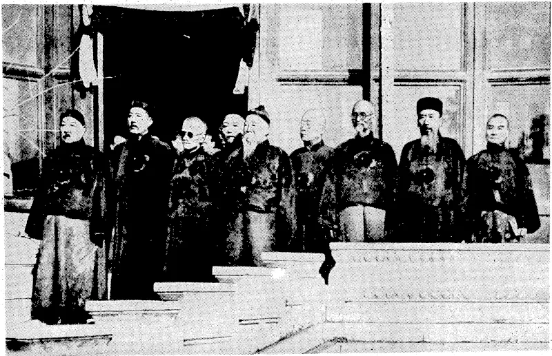 r . :*•.-.'■■■.'■■ . . ' " . . , ' "Sliort and General" Photo. A new National Government of China, regarded as a puppet of Japan, was inaugurated in the Palace of 'Benevolence at Peking recently. After the ceremony members of the Standing Committee posed for 'their'photograph outside the palace. ' From left, Kao Ling-wei, Marshal Chi Shieh-yuan, Wang Ke'\ming. Kiang'Chao-tmng (Mayor of Peking), Tung Rang, TangErh-ho, Wang Yi-tang, and ChuShen. ■ (Evening Post, 20 January 1938)
