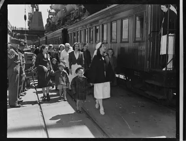 Image: Polish refugee children boarding a train to Pahiatua, on wharves at Wellington