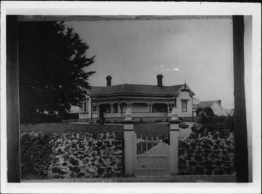Image: "Taumata," Mt Albert Road, 1915.  Built for Mr H Fisher, 1900