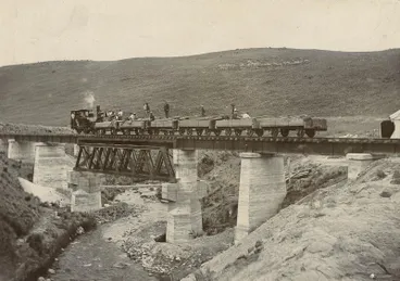 Image: Riley's bridge between Ohakune and Waiouru; construction train crossing, c 1908
