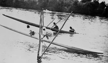 Image: Ngaruawahia regatta - waka hurdles in action