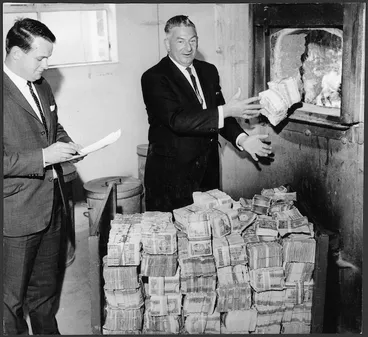 Image: Sterling bank notes being destroyed, Wellington, New Zealand