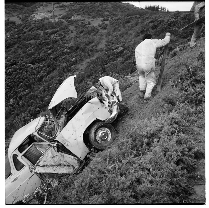 Recovering car wrecks, Makara Road