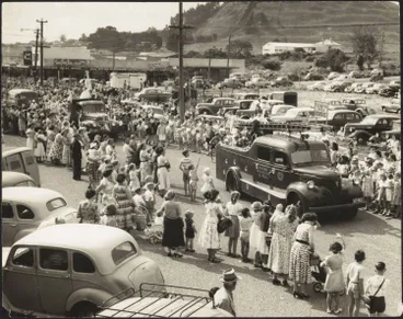 Image: Crowds watching a Santa parade in Panmure, 1950s