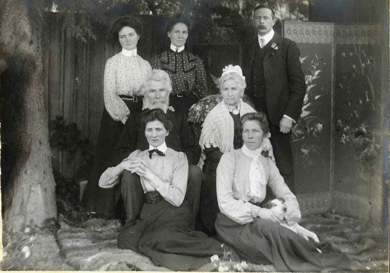 Frederick and Elizabeth Bicknell with children
