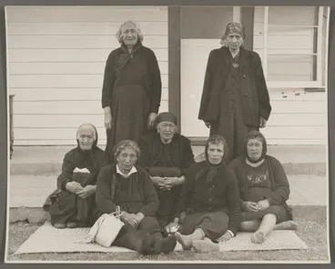 Image: [Group portrait of Te Uira Aratema (nee Ngapera), Te Arani Ratana (nee Ngapera), Kaki Tuhua Te Ahuro (Orupe), Te Ao Petera (Te Iriwhiro) Te Onewhero Takurua (nee Tamarau), Puti Raku Raku (nee Hiki Hiki), Ana Haunui]