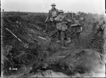 Image: New Zealand soldiers at the front near Le Quesnoy