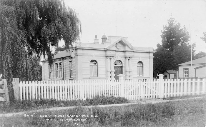 Muir and Moodie (Photographers) : Courthouse at Cambridge
