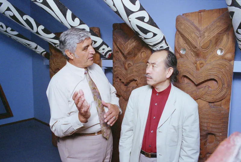 Heitia Hiha explains the significance of meeting house carvings to Tokio Hasegawa