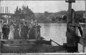 Image: Huntly - punt crossing river