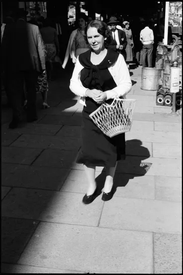 Image: Street photo, Queen Street, Auckland, 1960