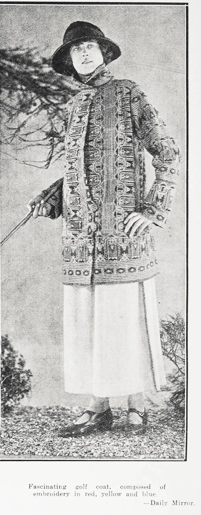 Fascinating golf coat, composed of embroidery in red, yellow and blue