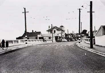 Image: View across the Stuart Street Bridge looking toward Roslyn Shops c1953