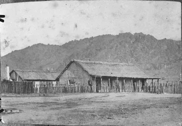 Image: Whare in Ngāruawāhia, with two soldiers standing outside