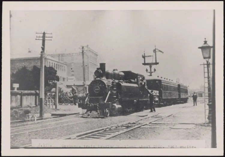 Train departing the Auckland for Onehunga, 1910s