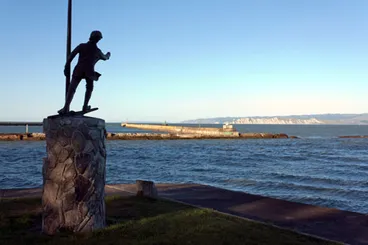 Image: James Cook: statue of ‘Young Nick’