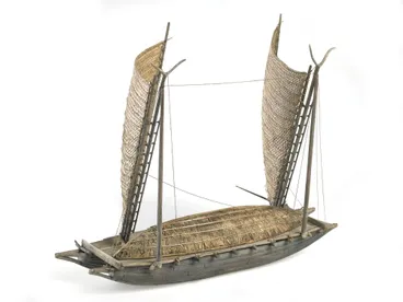 Image: Model pahi (sailing canoe from Tuamotu)