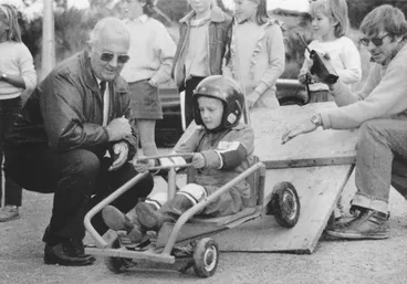 Image: Trolley derby 1987, Kingsley Heights; 'scrutineer' Traffic Officer Harry Carleton with Andrew Shakes.