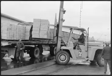 Image: Loading kiwifruit at port