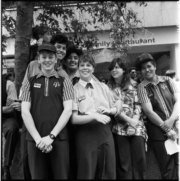 Image: People outside the Strand Arcade, Queen Street, 1989