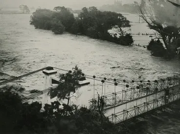 Image: Flood, Maoribank suspension bridge.