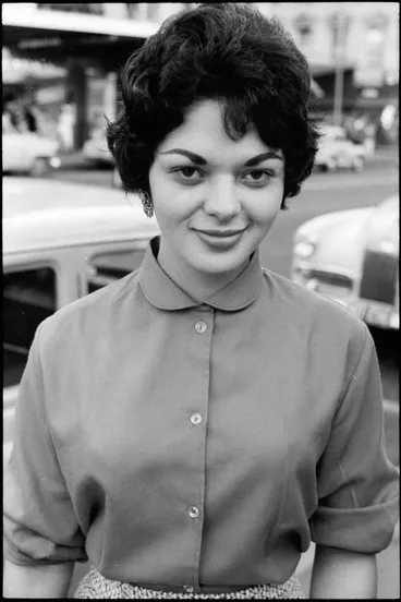 Image: Street photo, Queen Street, Auckland, 1960