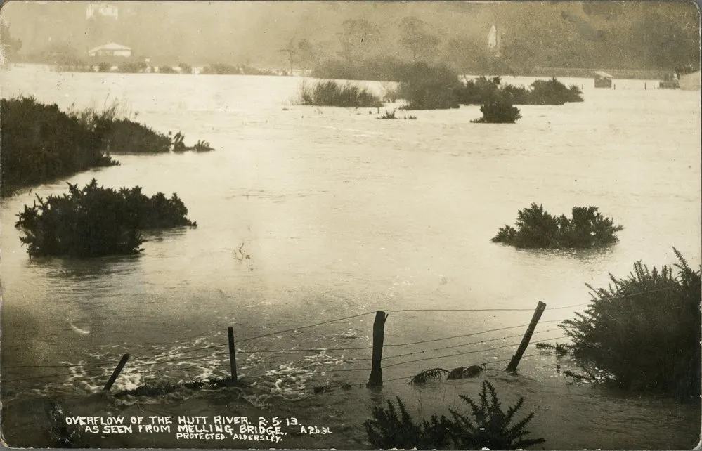 Flood, 1913; Te Awa Kairangi / Hutt River, as seen from Melling bridge.