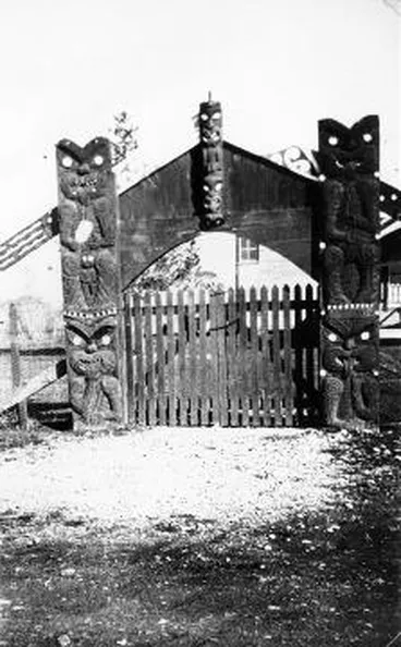 Image: Carved gate at Papawai Pa : photograph