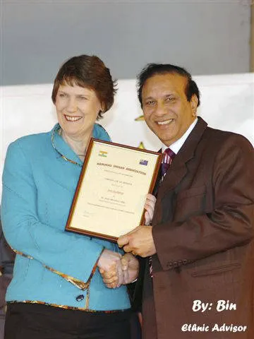 Jeet Suchdev receiving an award from Helen Clark.