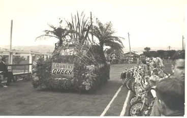 Image: Queen Carnival Parade - Main Float - Country Queen