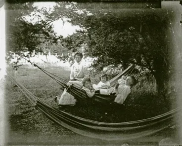 Image: 75 Martin Street; 'Haukaretu' garden scene