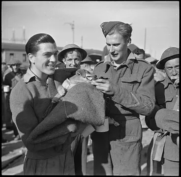 Image: Scene on Alexandria wharf after the evacuation of Crete