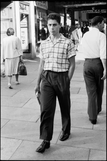 Image: Street photo, Queen Street, Auckland, 1960