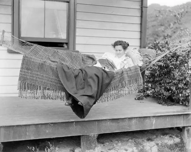 Reading for pleasure, late 19th century