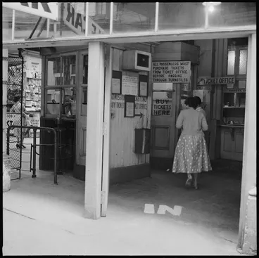 Image: Ticket office and entrance, Kelburn cable car, Wellington, New Zealand