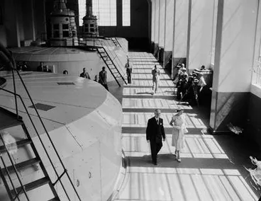 Image: [UK Royal Family Tour: Elizabeth. Karapiro Hydro Electric Dam]