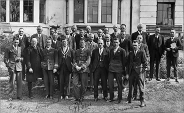 Image: Charles Kingsford Smith with a large group of men in garden of Hamilton Hotel