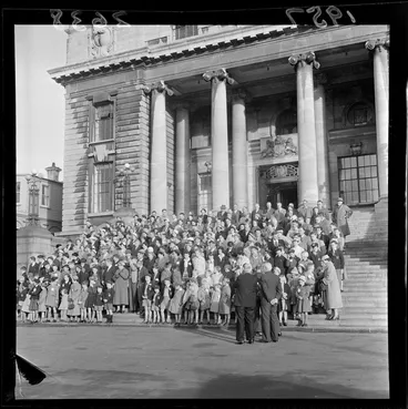 Image: Correspondence School pupils with parents and staff on the steps of Parliament Buildings, Wellington