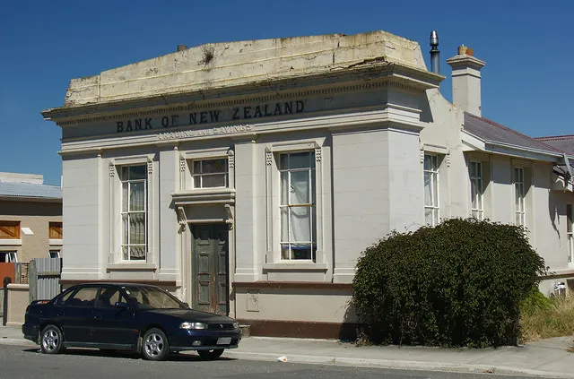 Omakau: old BNZ building