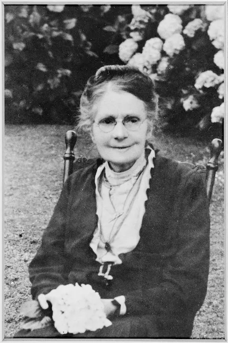 Caughey, W G : Photograph of Marianne Smith, 1851-1938