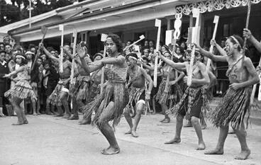 Image: Maori girls and boys of the Maraeroa team, winners of the haka event
