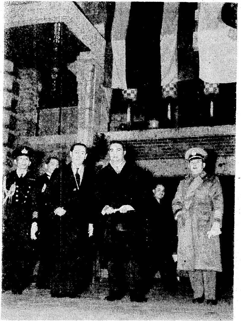 Leading members of a recent, Thailand delegation to Japan outside the Imperial Hotel,- Tokio. Prince Varnvaidyakara Varavarn (holding hat), chief delegate, ivith the Thailand Minister Phya Sri Sena, to the left, and Group Captain Phra Silpa Sastrakom .to the right. (Evening Post, 21 August 1941)