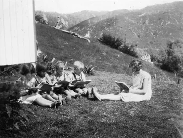 Image: Photograph of Sylvia Ashton-Warner teaching at Whareorino