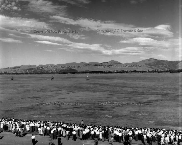 Parachutists - Wigram airbase - Christchurch (2329/2358)