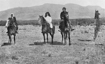 ‘Wahines race’ Image: ‘Wahines race’