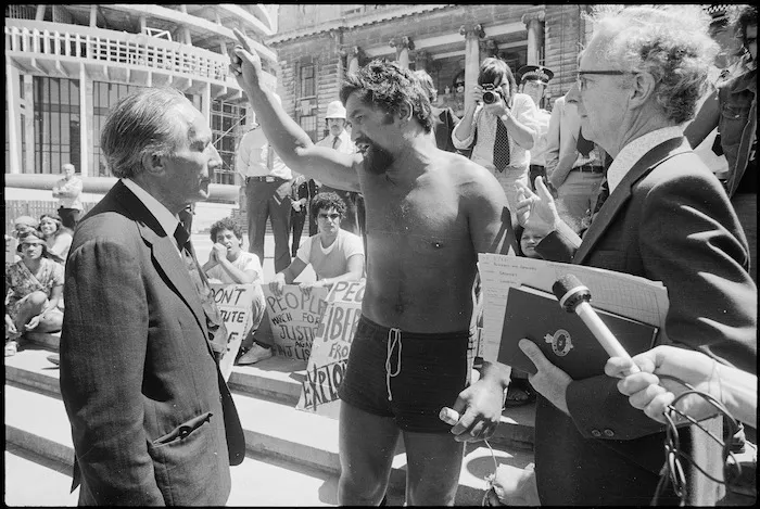 Confontation between Dun Mihaka and Parliamentary officials, Wellington.