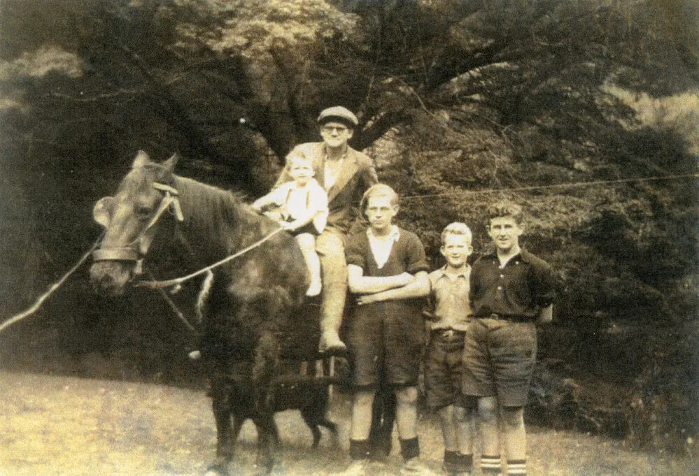 Benge and Munn Family Members with Horse